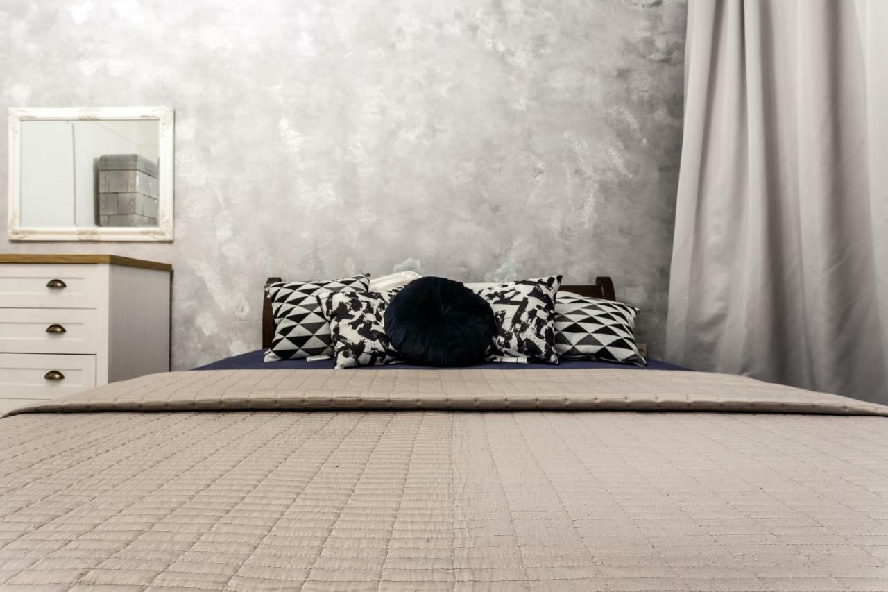 Apartment On Sharanevycha リヴィウ エクステリア 写真